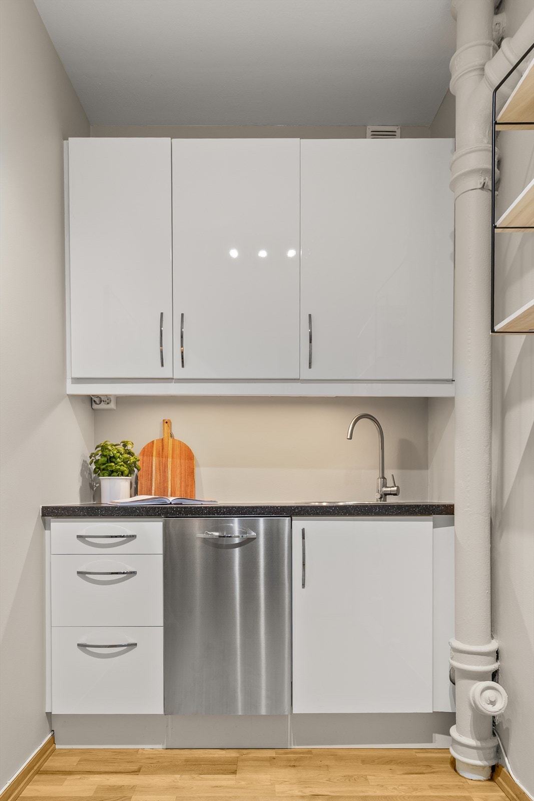 Det er frittstående komfyr med stålfront og kjøl/frys. Oppvaskmaskin er integrert. Galleribilde