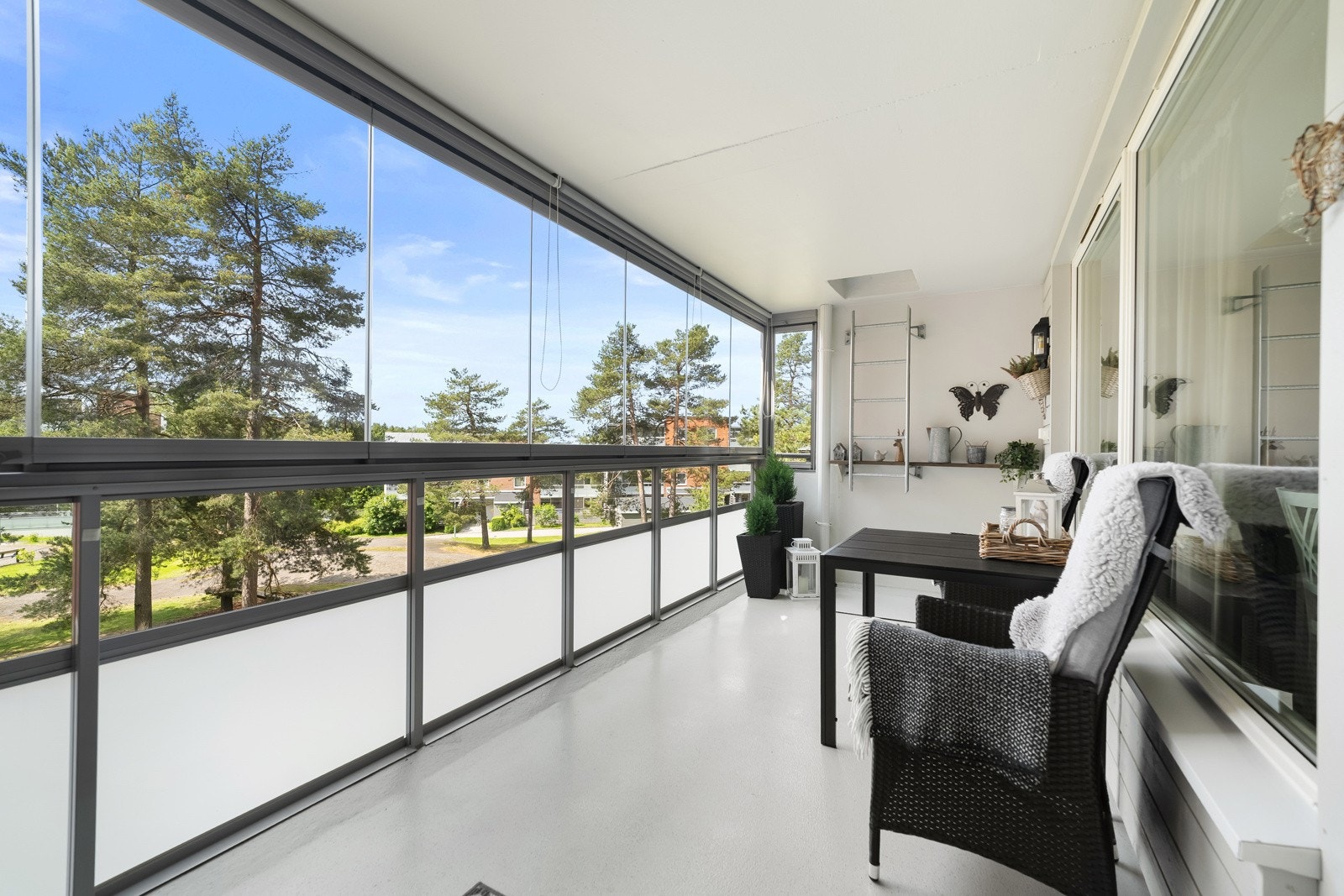 Utenfor stuen er det en sydvestvendt, overbygget og innglasset balkong på 12 kvm. Galleribilde