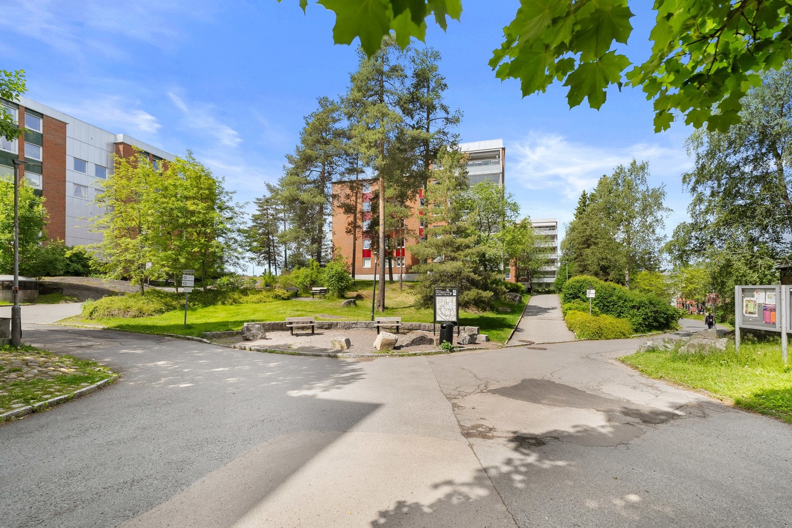 Grønne, pent opparbeidede fellesarealer i borettslaget Galleribilde