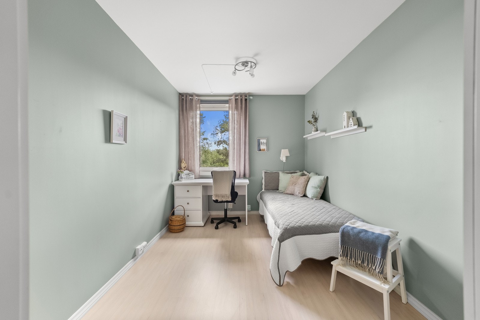 Soverom 2 - lyst og trivelig med god plass til seng, skrivebord, garderobeløsning, etc. Galleribilde
