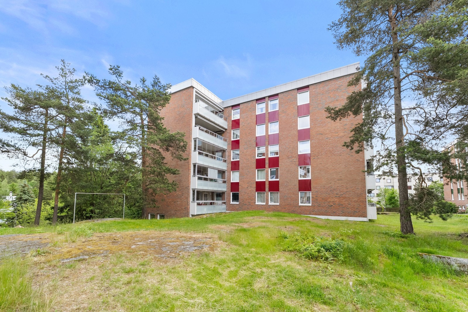 Boligen ligger på Ellingsrud i grønne omgivelser. Barnevennlig, rolig, solrikt og populært område. Fra boligen er det gangavstand til alt man trenger i hverdagen Galleribilde