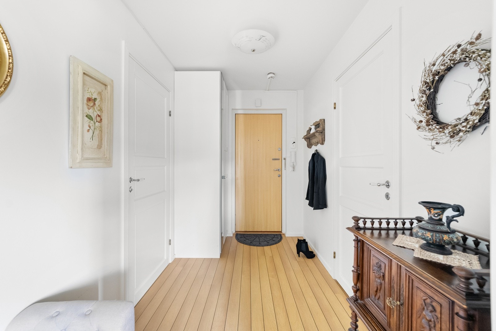 Lys og romslig entré/ gang med god plass til yttertøy og sko Galleribilde