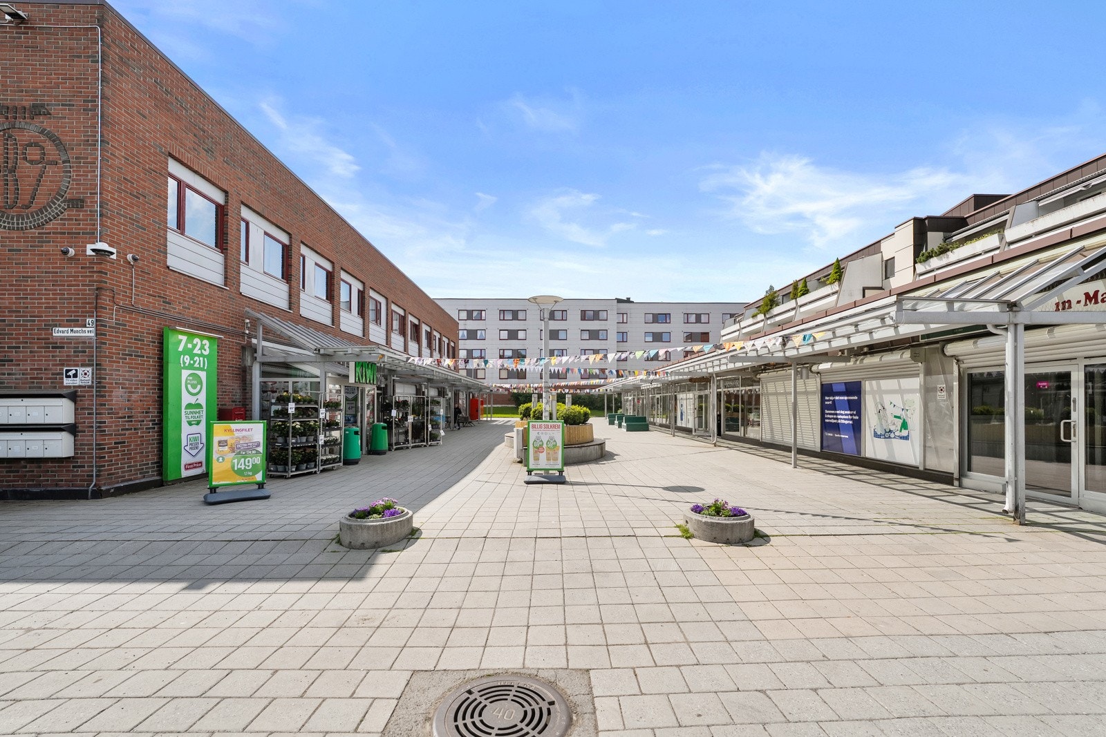 Kort vei til nærsenter med dagligvare og div. servicetjenester Galleribilde
