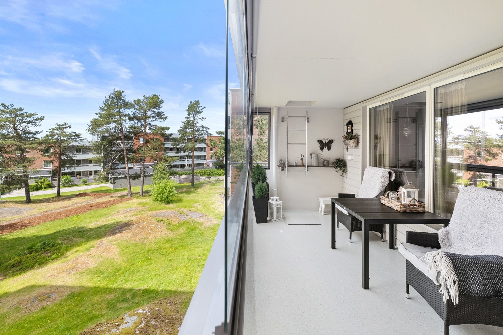 Fra balkongen er det utsyn over nærområdet Galleribilde