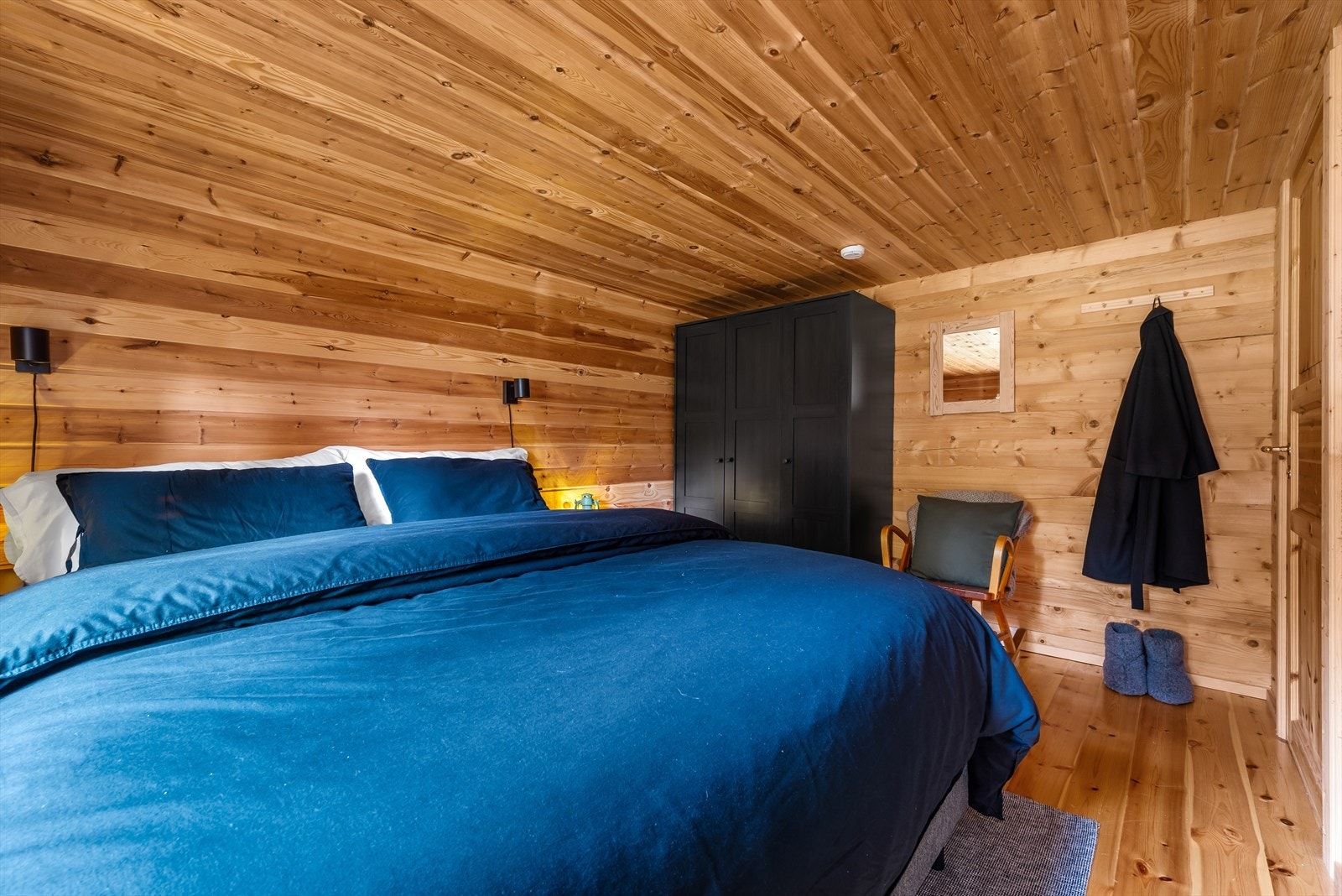 Garderobeskap Galleribilde