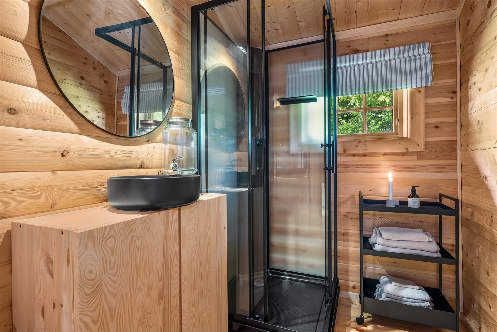 Tregulv og panel på vegger. Panel i himling. Dusjkabinett, enkelt avløp Galleribilde