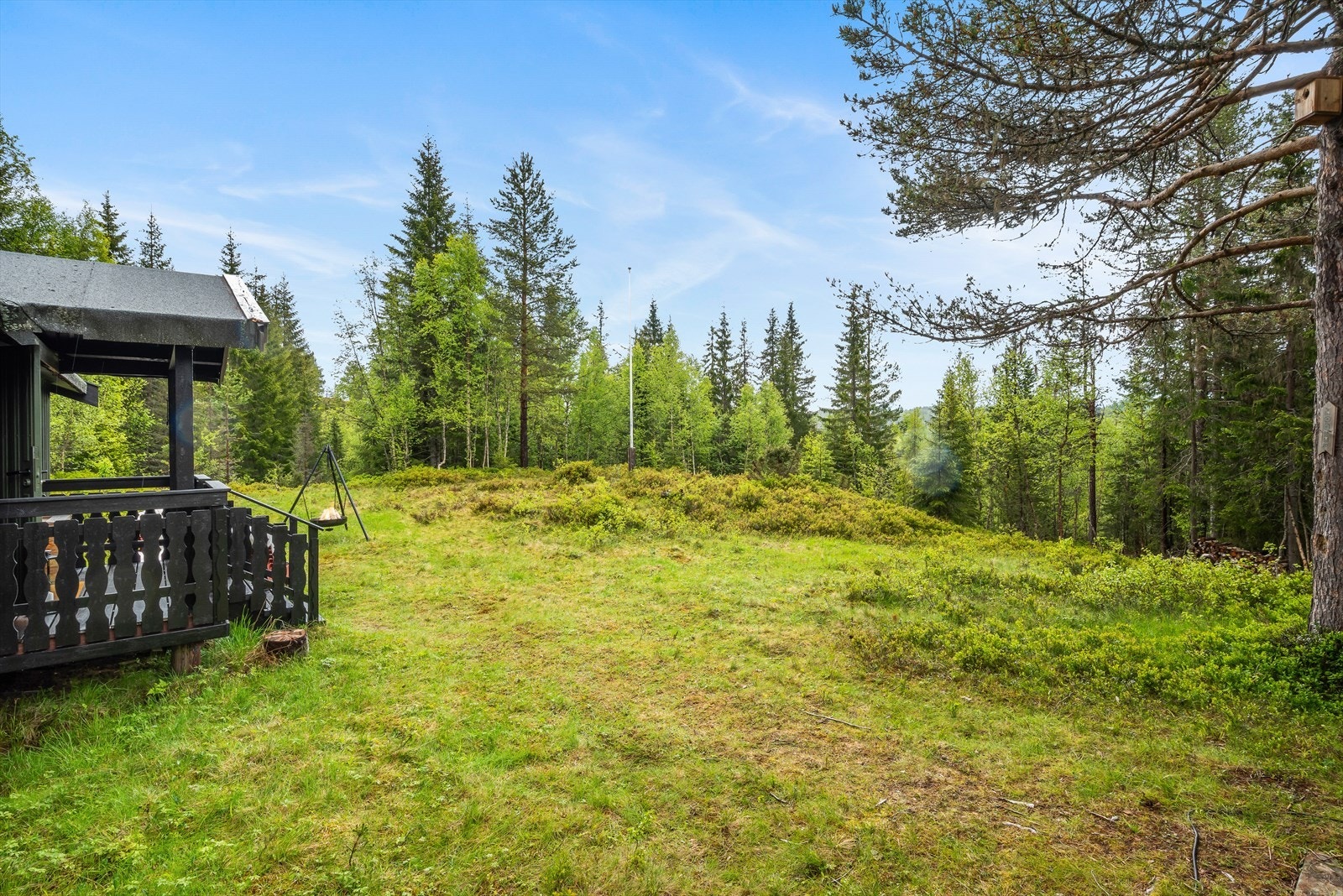 Videre utomhus så er det etablert et uthus på 11 kvm som er redskapsbod og utedo. Galleribilde