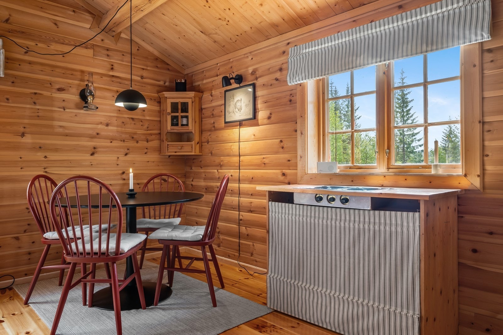 God plass til ei spisestue Galleribilde