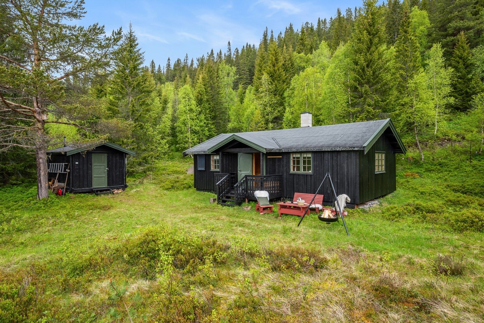 Hele området innbyr til friluftsaktiviteter, med helårs turterreng rett fra hytta Galleribilde