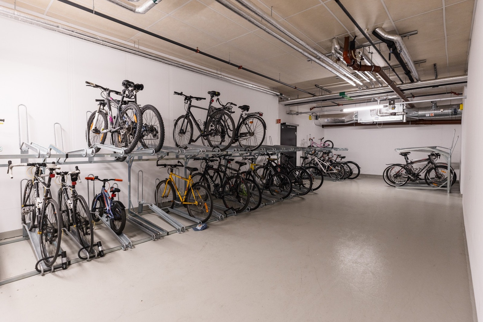 Felles sykkelparkering i kjelleretasjen. Galleribilde