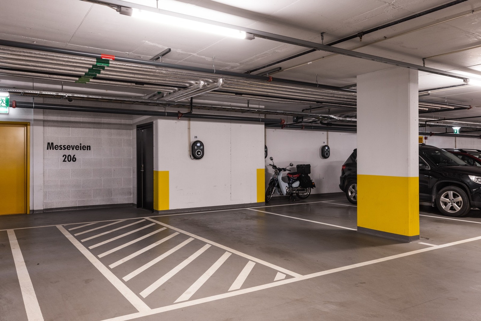 Det følger med én garasjeplass på ca. 12 kvm (nr. 26) i felles parkeringsanlegg. Plassen er utstyrt med ladepunkt for elbil. Galleribilde