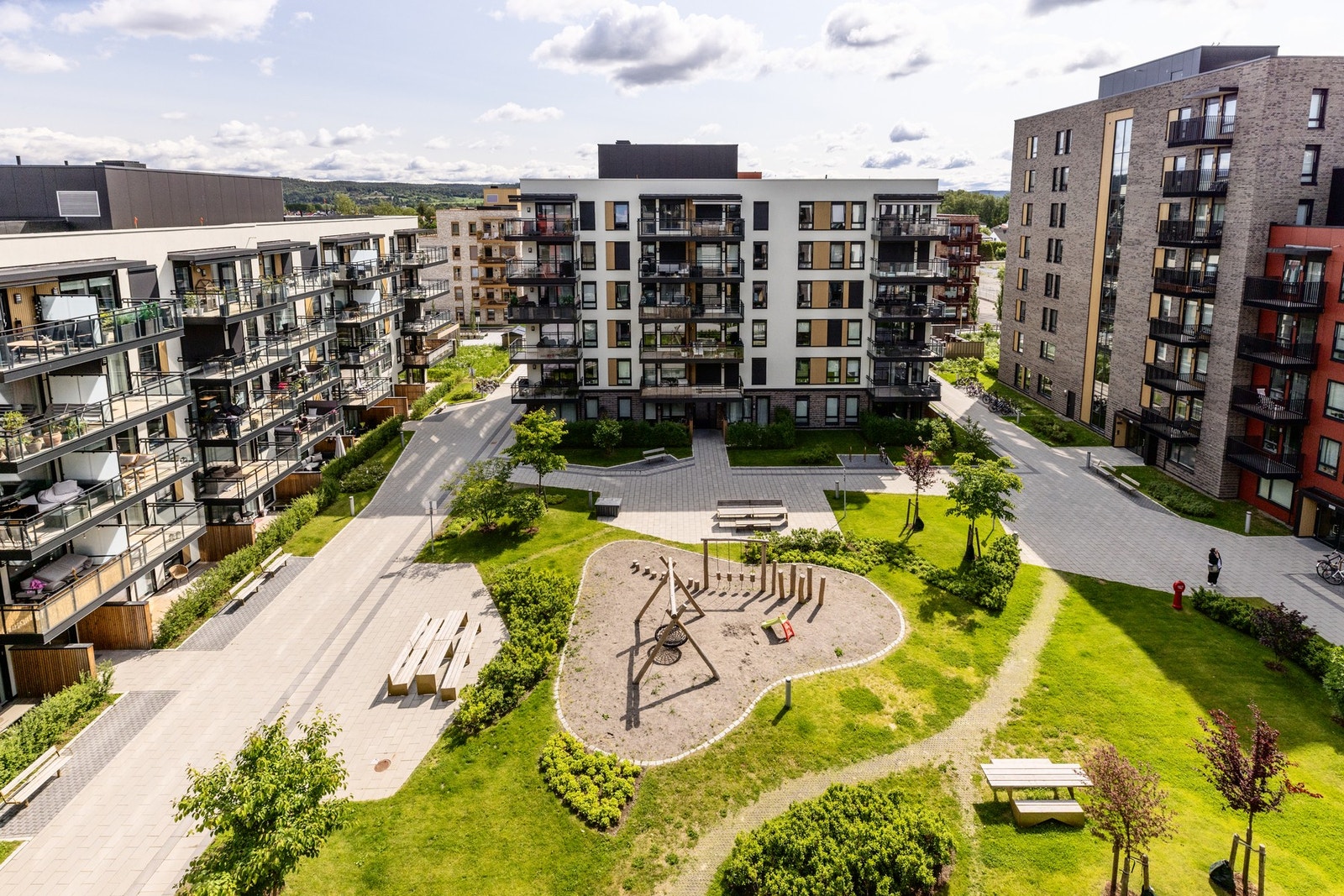 Balkongen vender mot et pent opparbeidet, grønt gårdsrom. Galleribilde