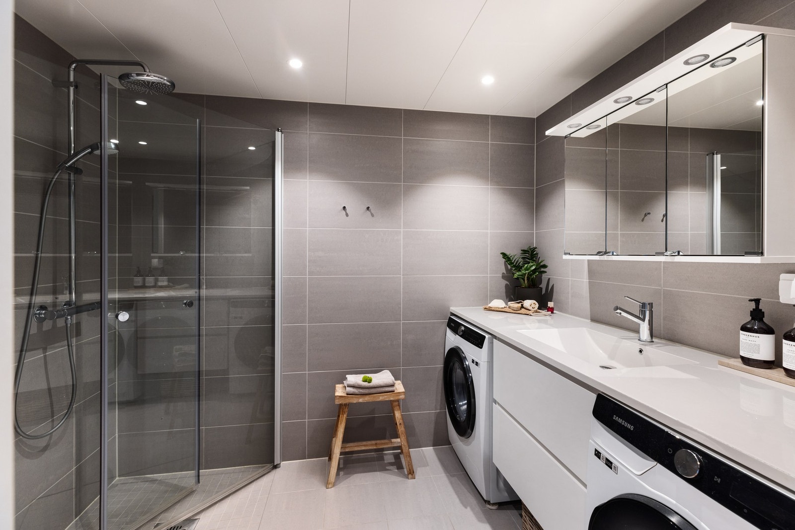 Badet er fra byggeåret og fremstår som stilrent, tidløst og funksjonelt innredet. Galleribilde