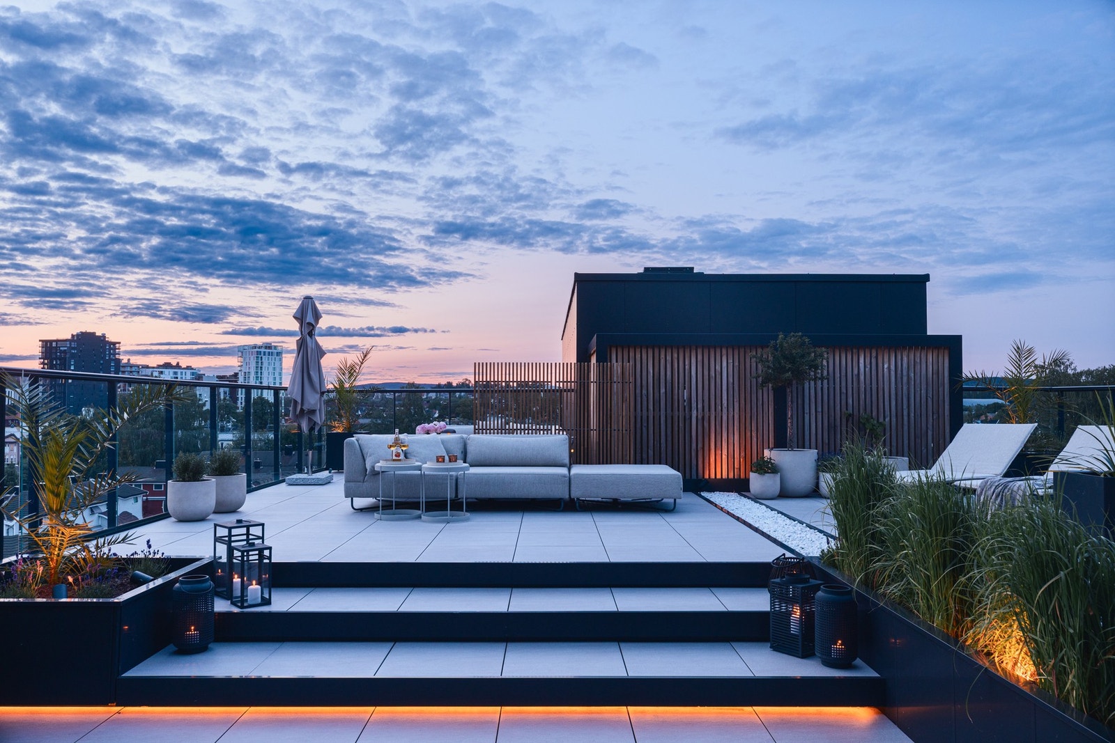 Terrassen er opparbeidet svært gjennomtenkt, og byr på god plass til flere soner. Galleribilde