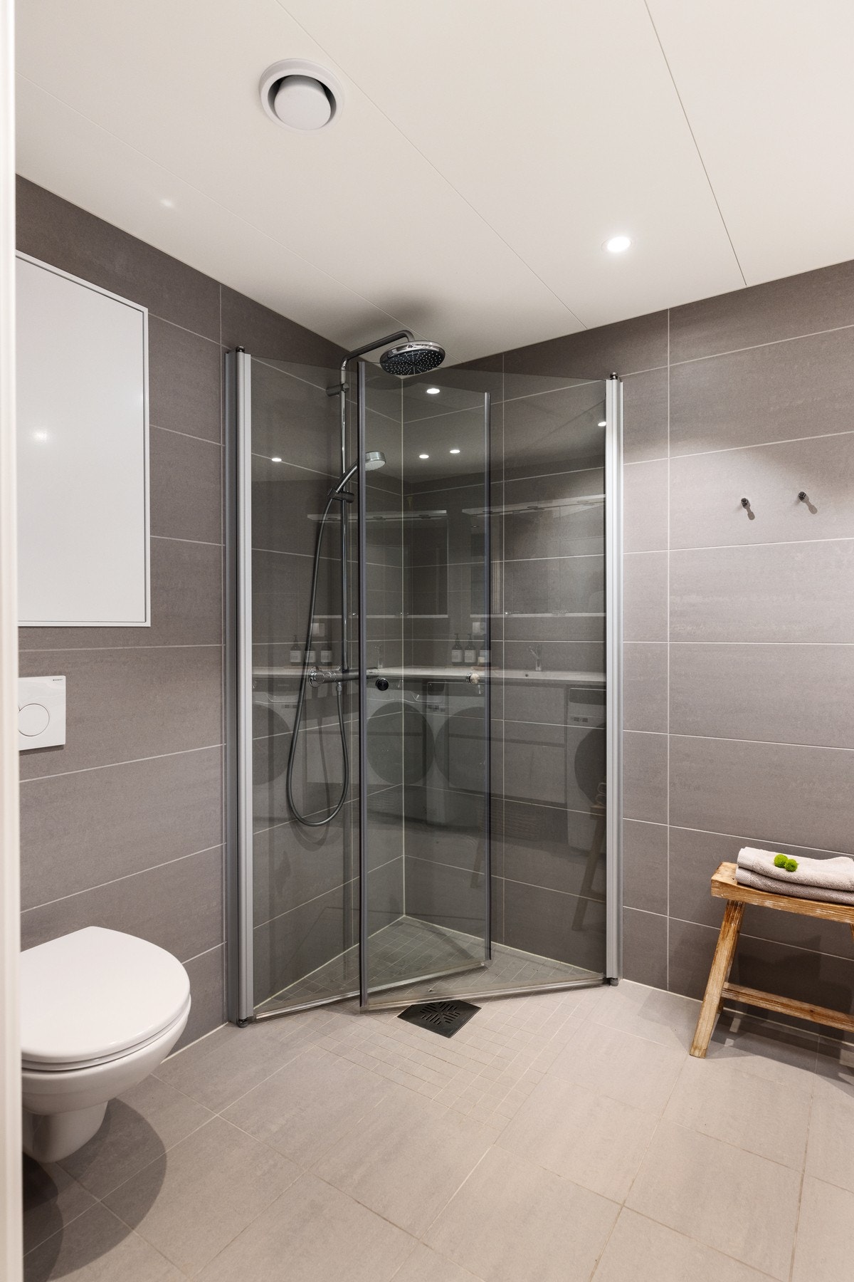 Badet varmes opp med vannbåren, termostyrt gulvvarme tilknyttet fjernvarmeanlegg. Galleribilde