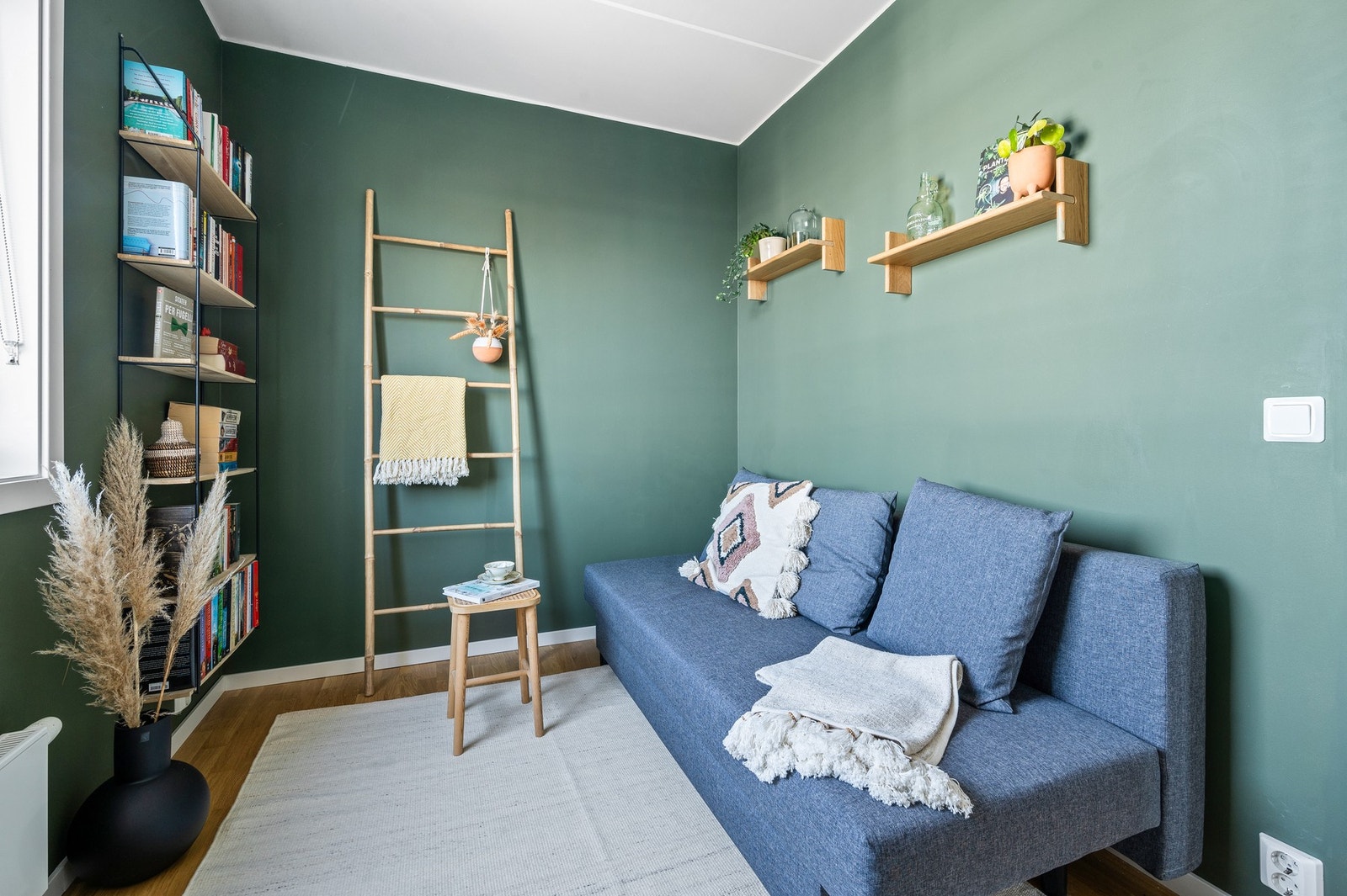 Rommet har vindu med utsikt og passer godt både som barnerom, gjesterom eller kontor. Galleribilde