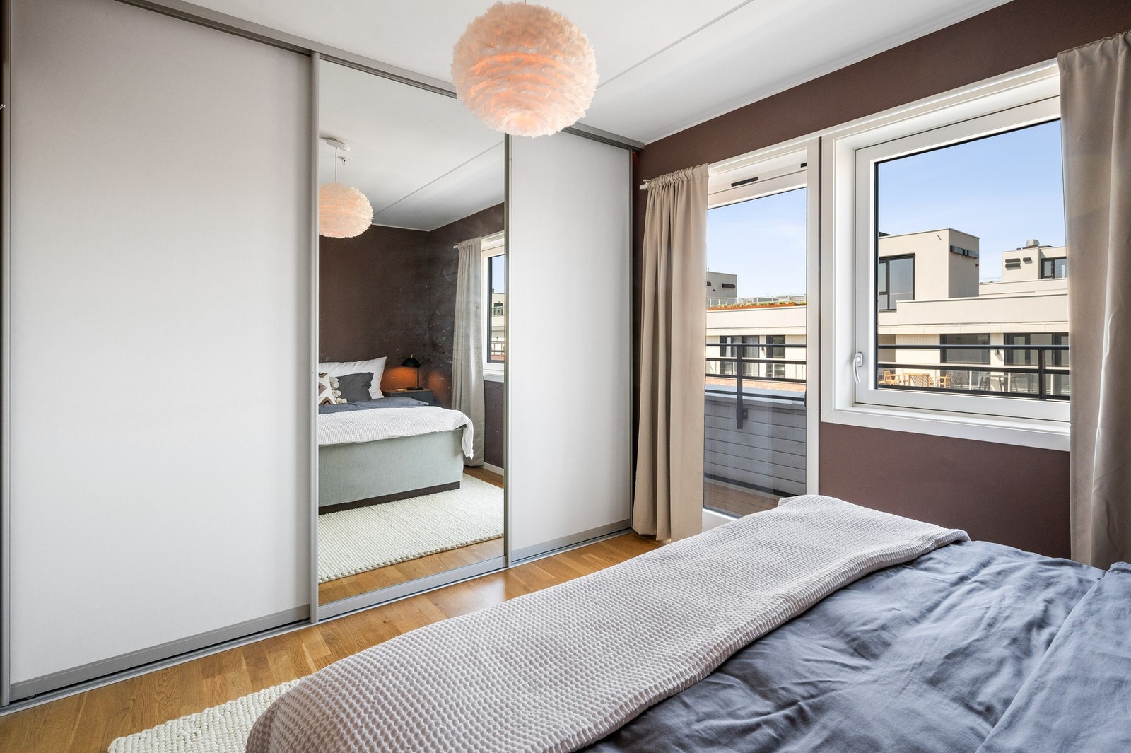 Rommet har plass til dobbeltseng, nattbord og garderobeløsning med skyvedørsgarderobe. Galleribilde