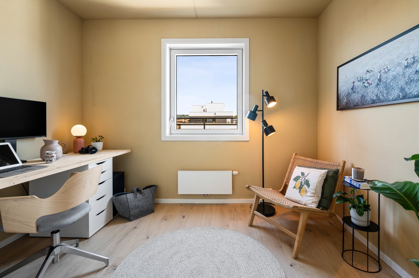 Soverom 3 benyttes per i dag som hjemmekontor, og er malt i en varm, gyllen nyanse som gir en rolig arbeidsstemning. Galleribilde