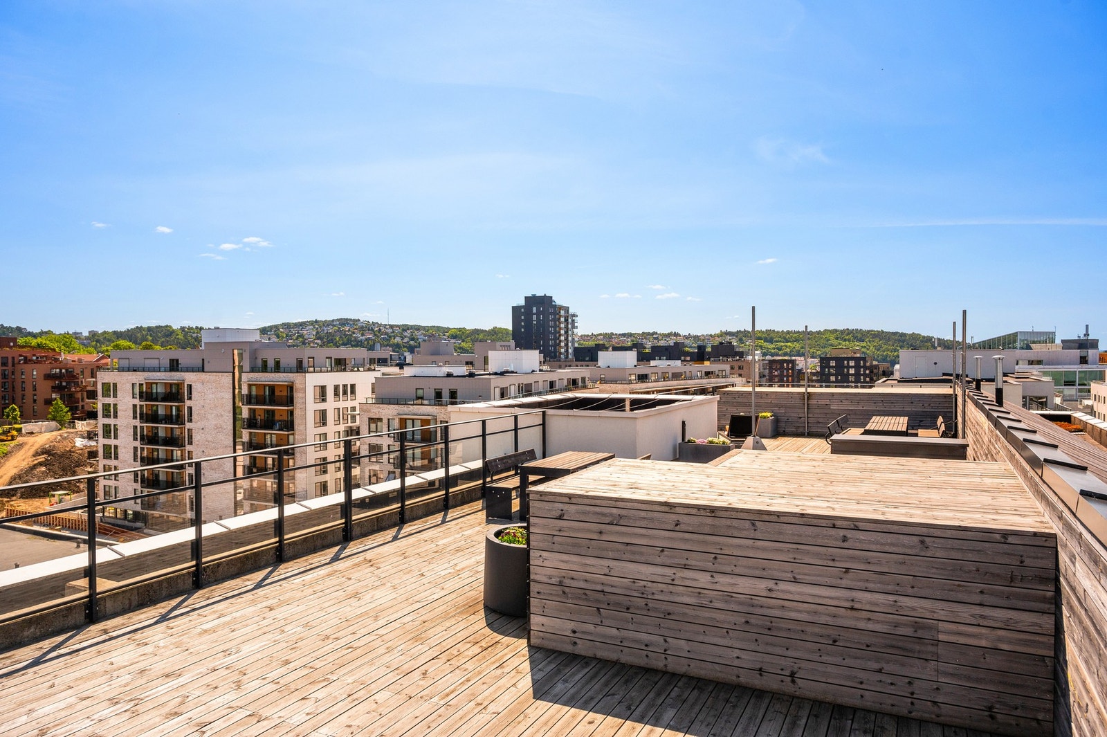 I nabobygget har sameiet en flott felles takterrasse med utsikt og solrike forhold Galleribilde