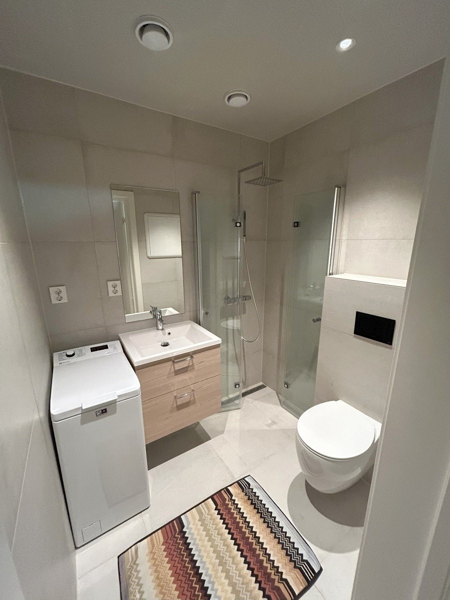 Bad med vaskemaskin Galleribilde