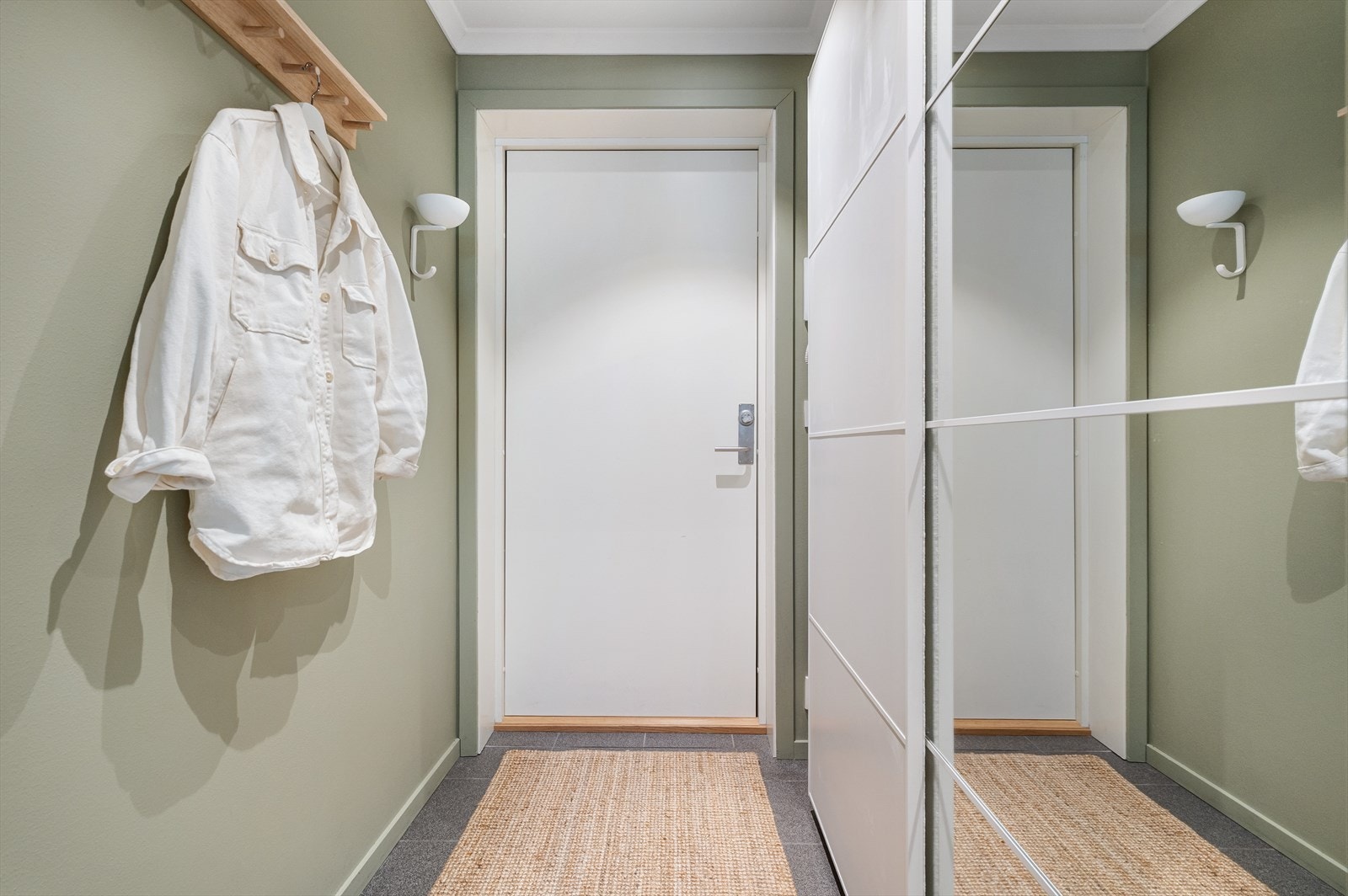 Entréen har skyvedørsgarderobe og porttelefon. Galleribilde