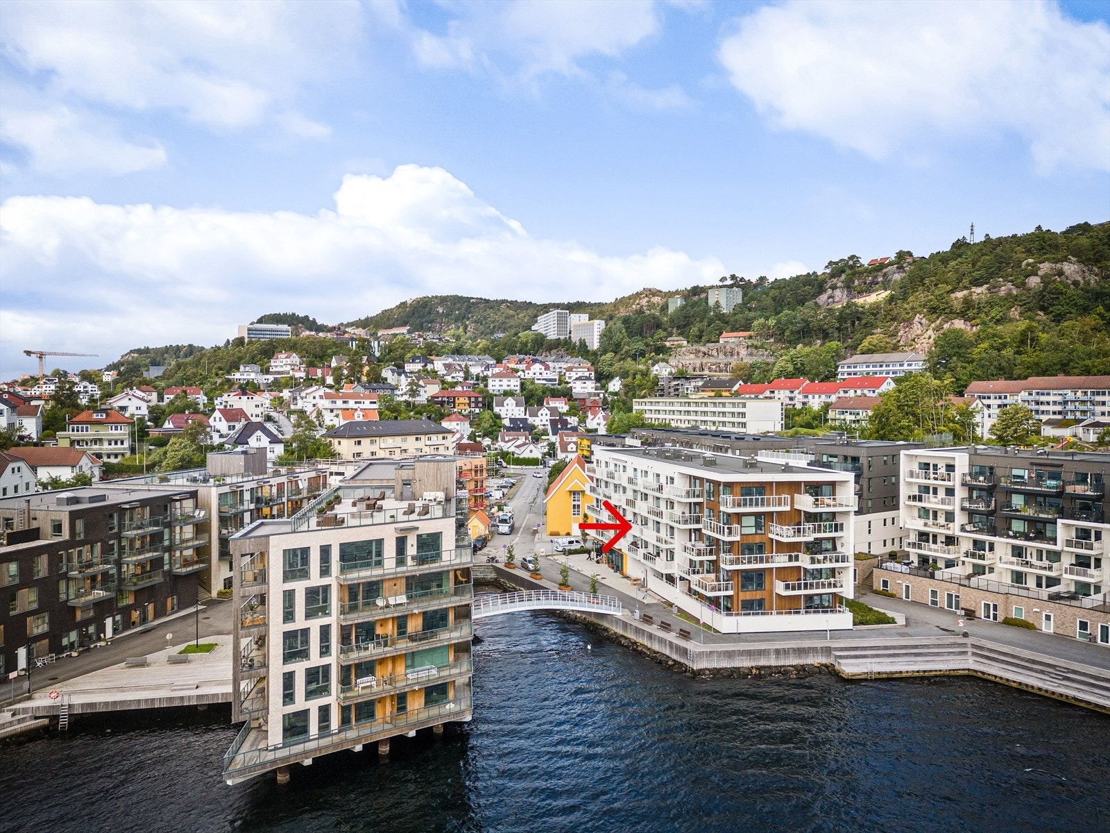 Like utenfor bygget er en nydelig badebrygge som pleier å yre av liv på de fineste sommerdagene. Galleribilde