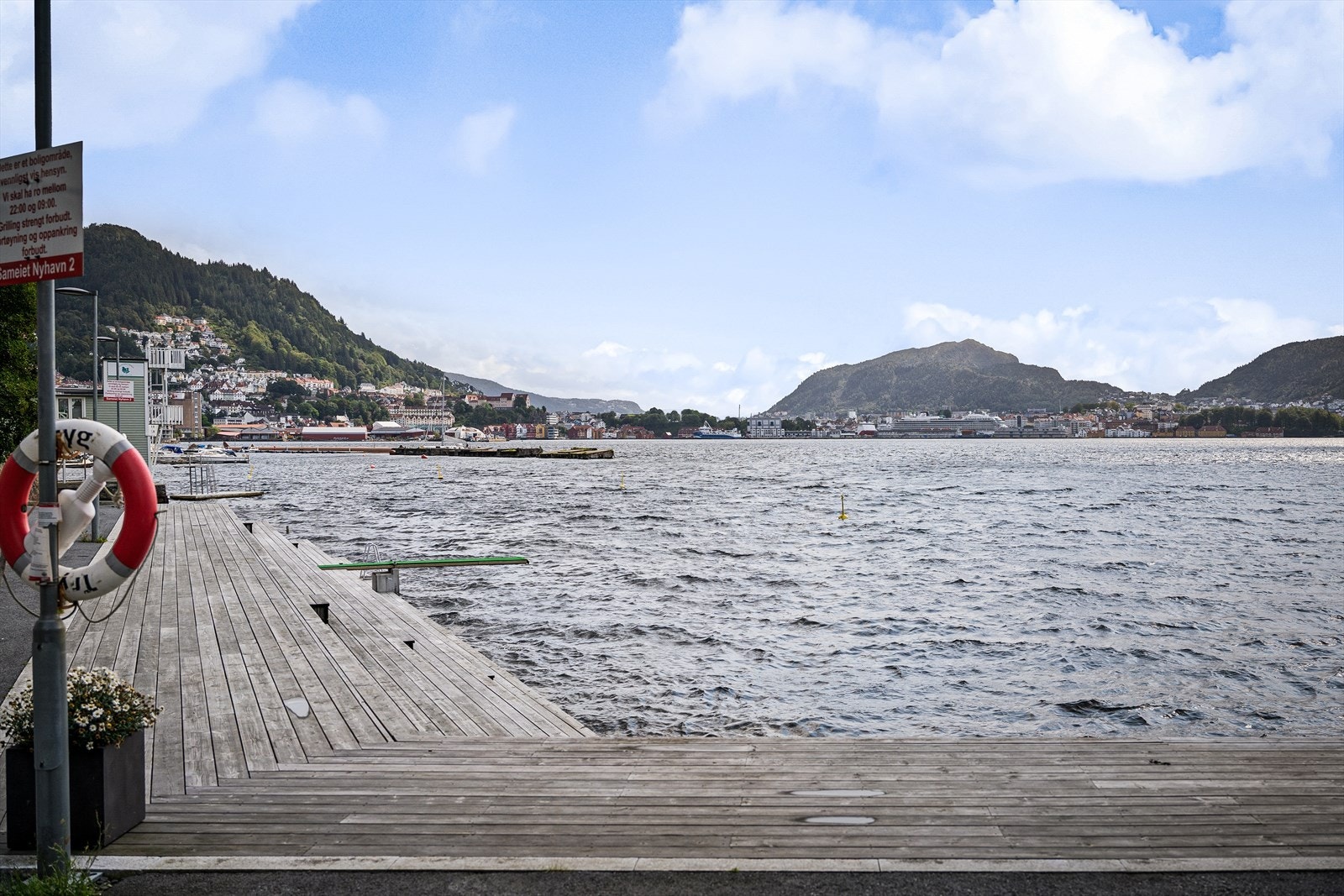 Luksus i hverdagen er å spasere ned til bryggen for en dukkert, når enn du måtte ønske! Galleribilde