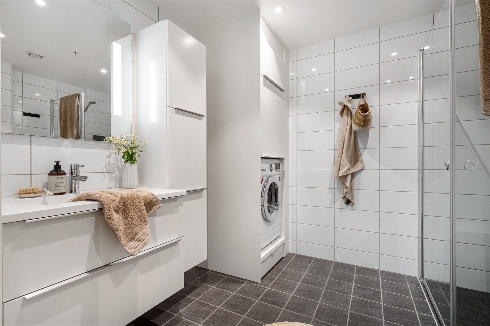Romslig baderom på 6,5 m² Galleribilde