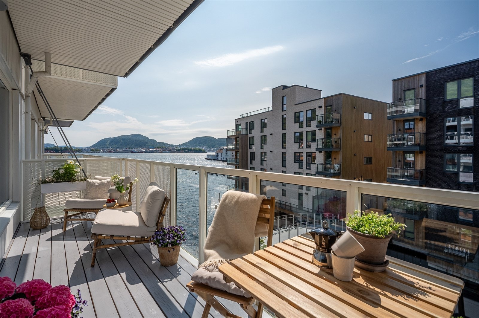 God plass til flere sittegrupper. Sol til sent på kveld. Galleribilde