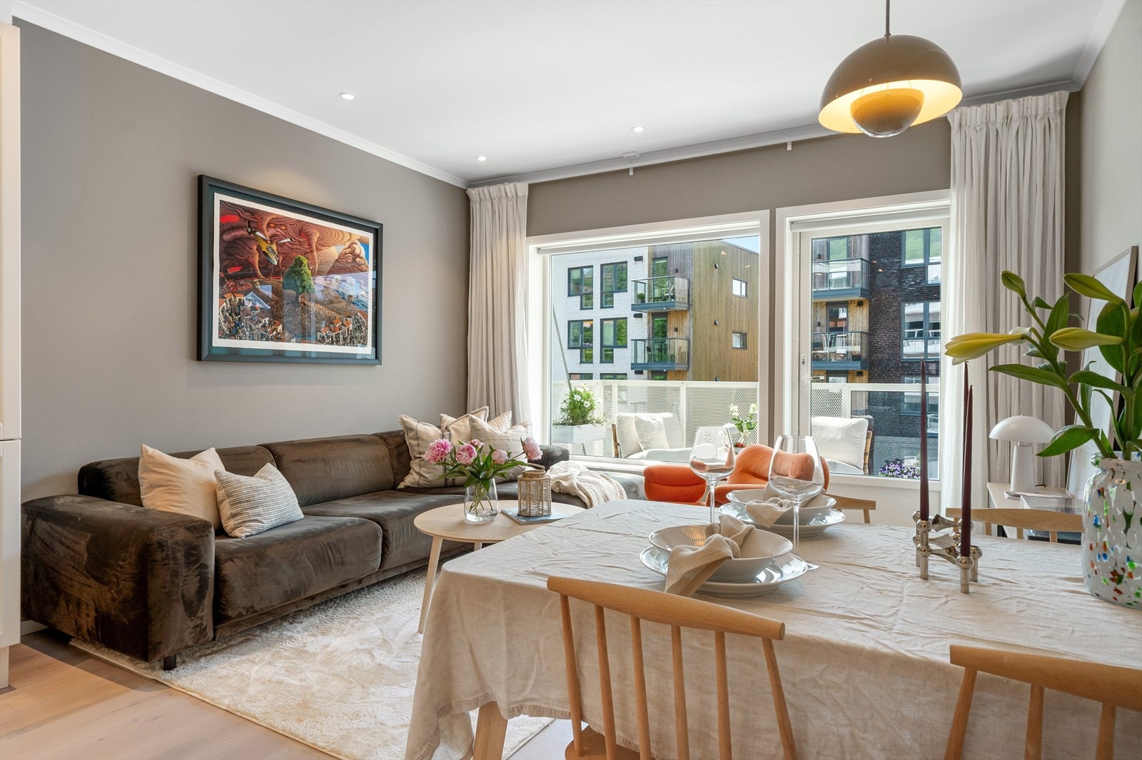 Stuen i leiligheten er av god størrelse, og her er det plass til både stort spisebord og sofagruppe. Galleribilde