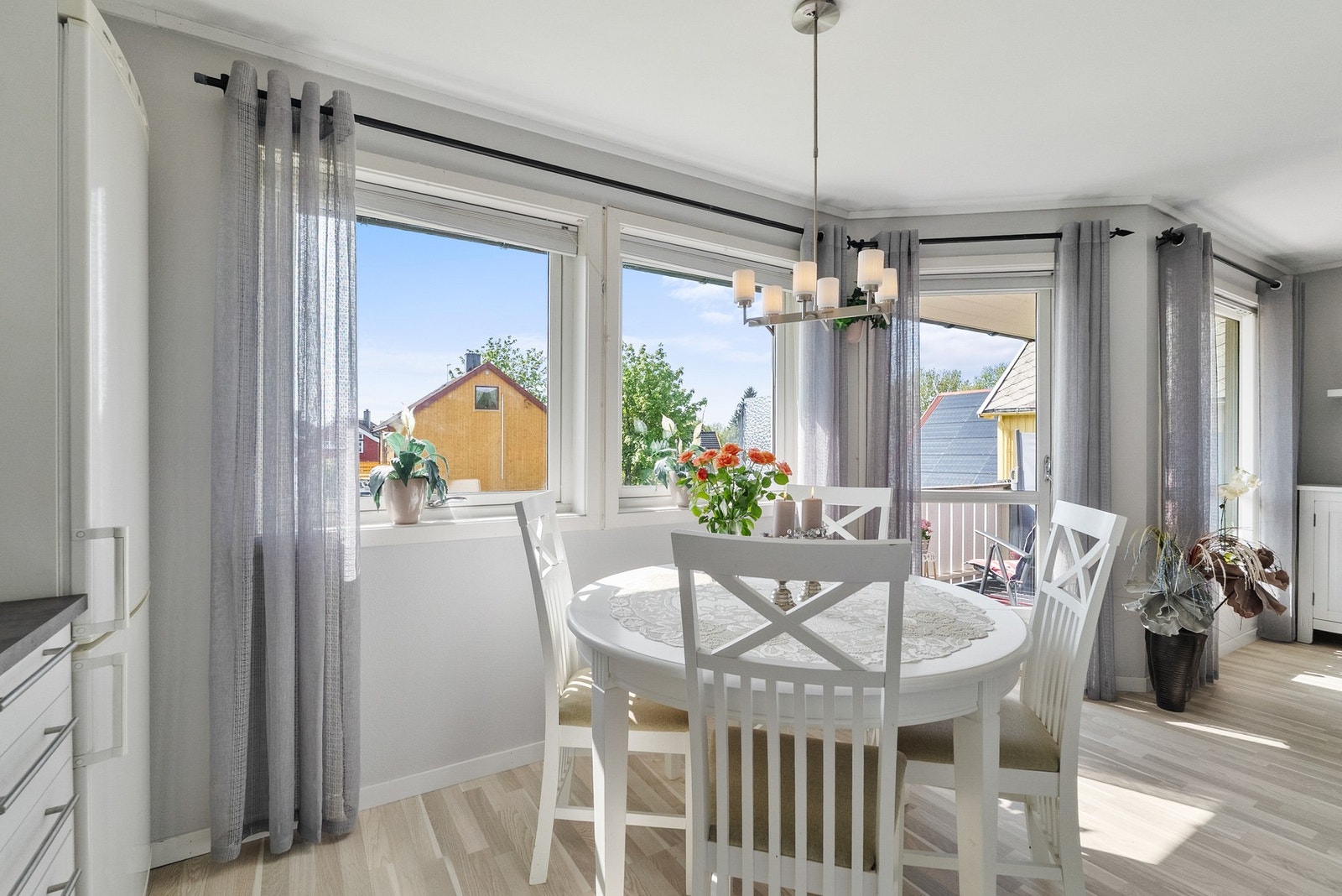 God plass til kjøkkenbord ved vindu Galleribilde