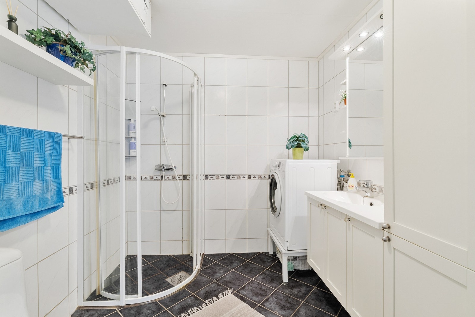 Flaslagt bad i klassisk og tidløs utforming - Varme i gulv Galleribilde