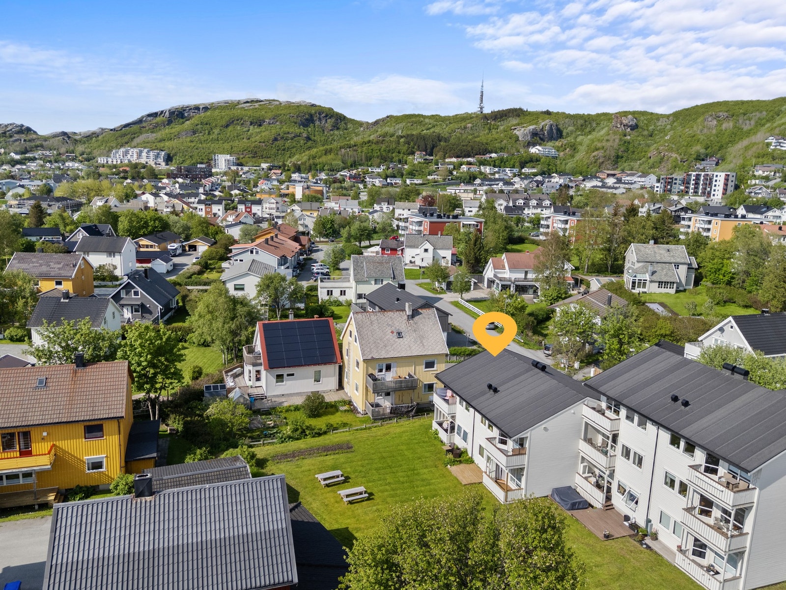 Leiligheten ligger meget fint til i enden av rekken, i andre etasje Galleribilde