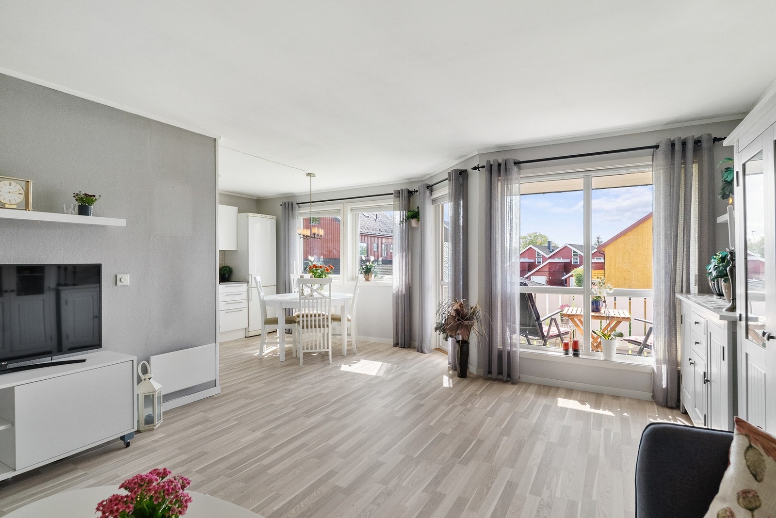 Utgang til balkong fra stuen. Galleribilde