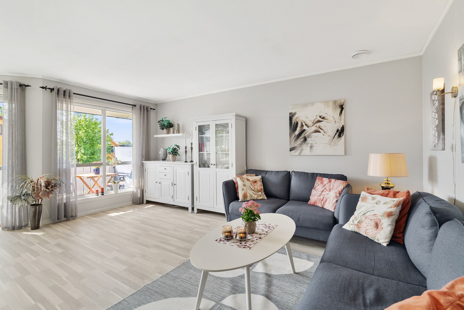 Romslig stue med god plass til både sitte- og spisegruppe Galleribilde