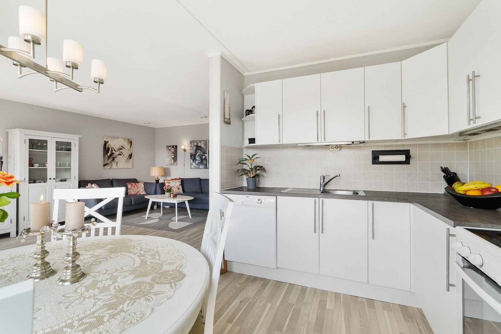 Innredning med glatte fronter og benkeplate av laminat. Galleribilde