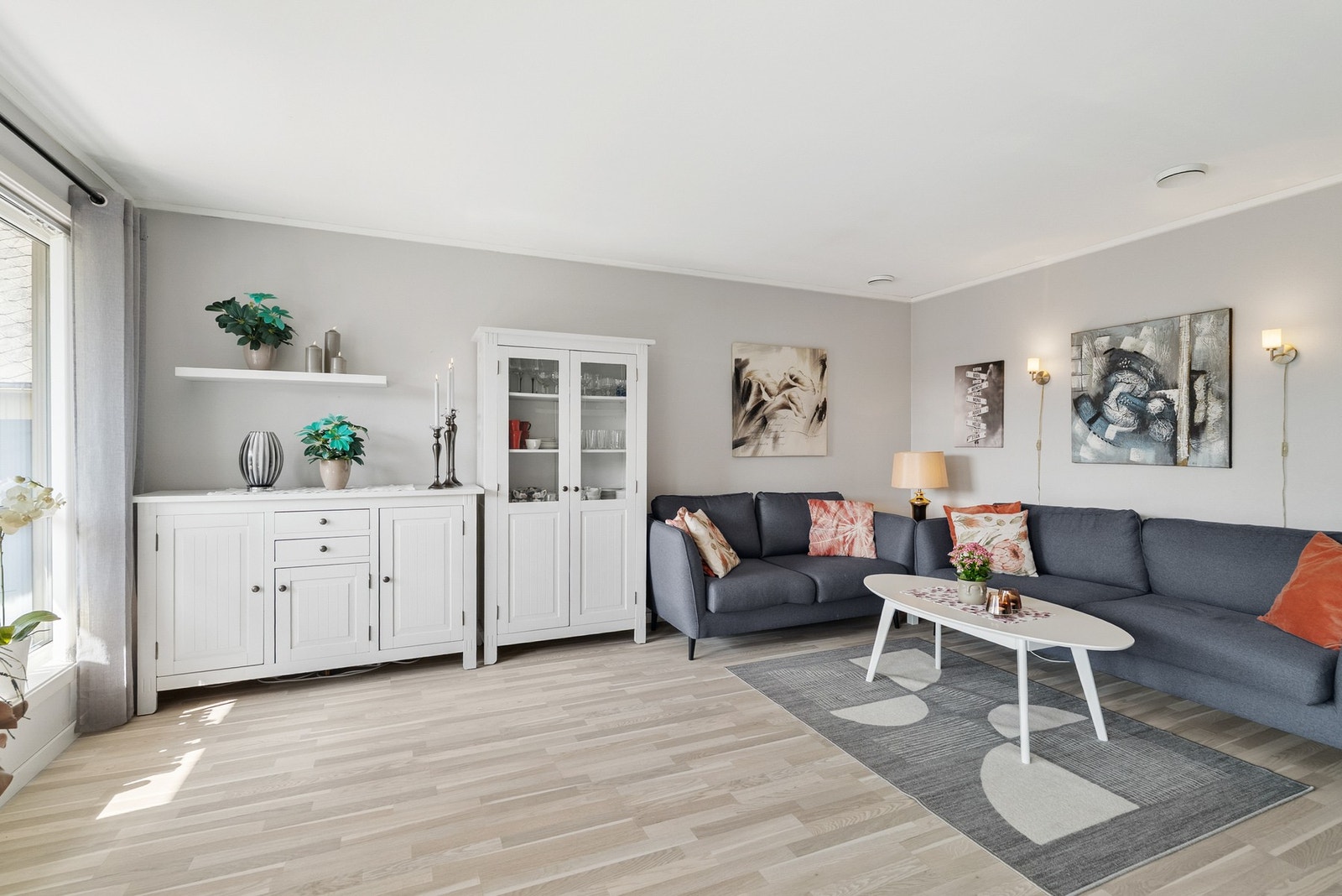 Det er laminat på gulvet og vegger med tapet Galleribilde