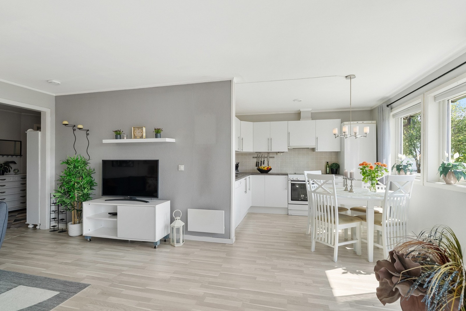 Delvis åpen løsning mellom stue og kjøkken Galleribilde