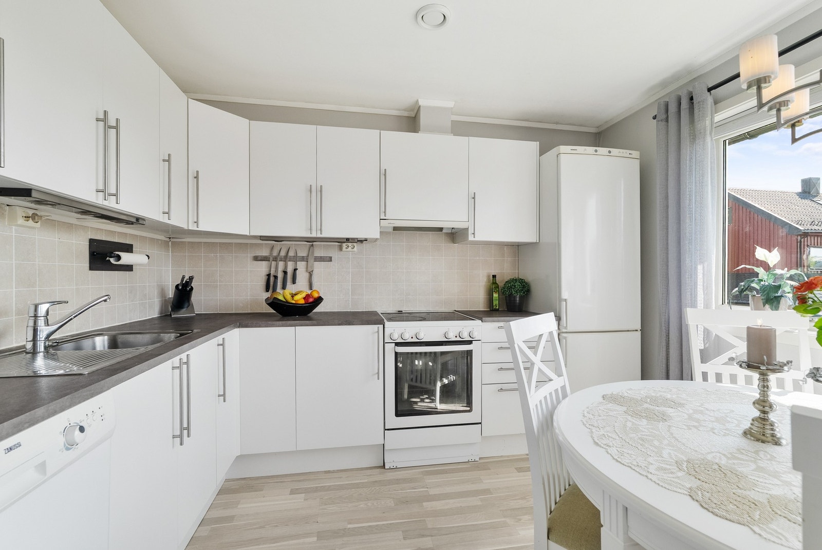 Lyst og flott kjøkken - Godt utbygget - Opplegg for oppvaskmaskin Galleribilde