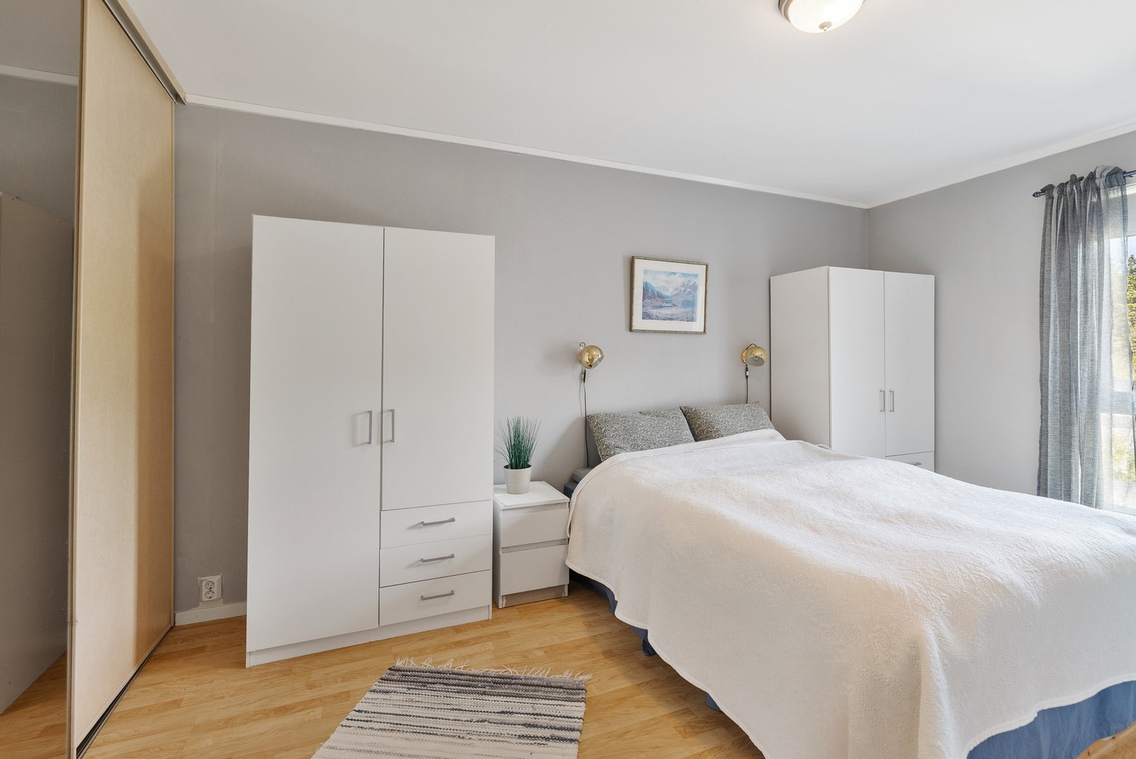 Soverom nr. 1 - To garderobeskap og skyvedørsgarderobe Galleribilde