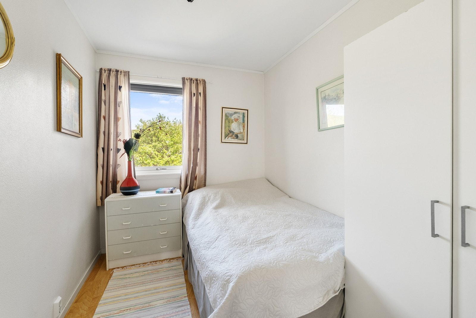 Sovrerom nr. 2 med garderobeskap Galleribilde