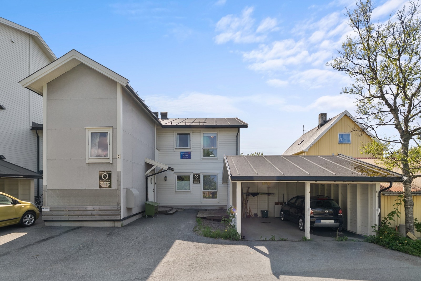 Parkering i carport, i tilknytning til inngangsparti Galleribilde