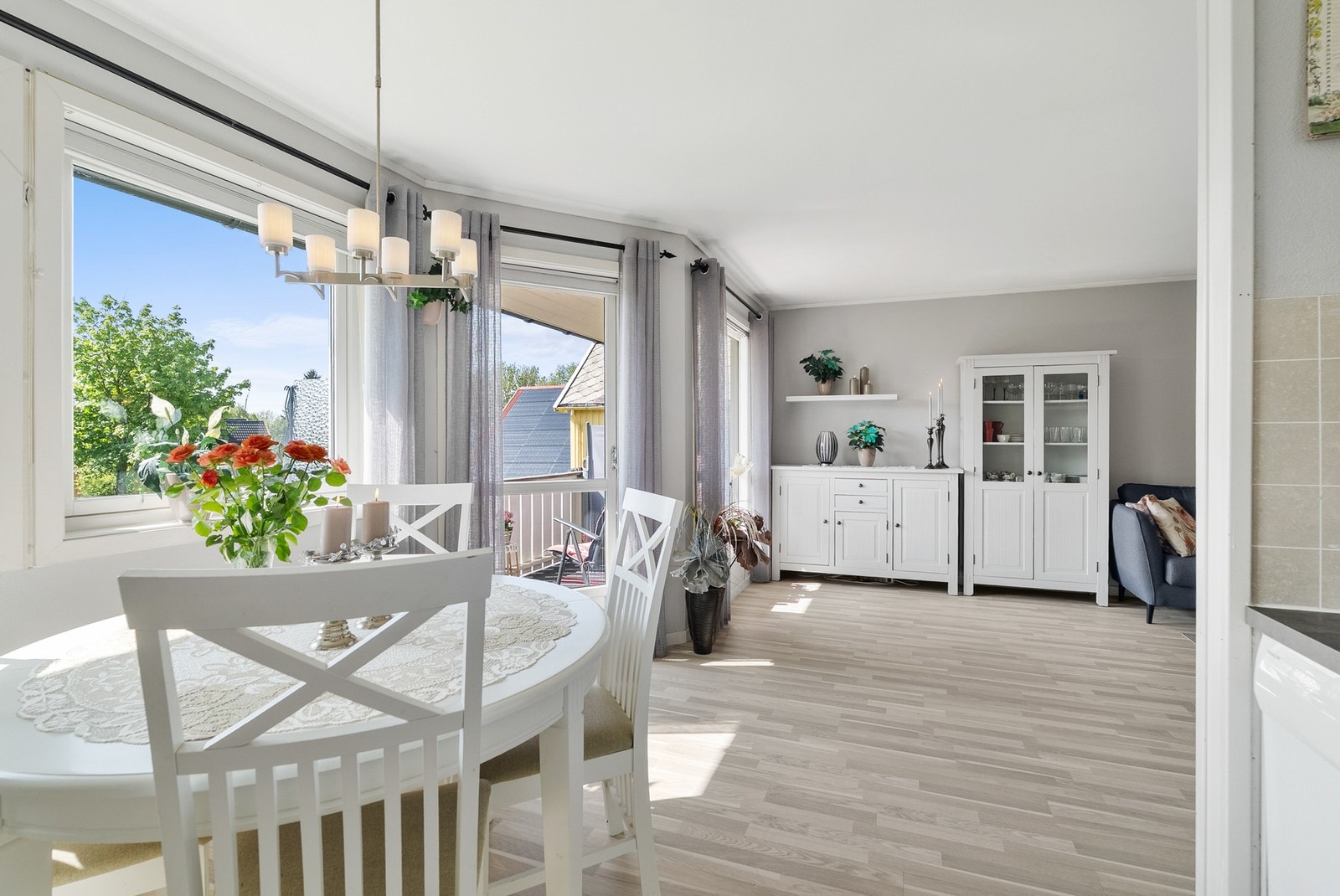 God plass til kjøkkenbord ved vindu Galleribilde