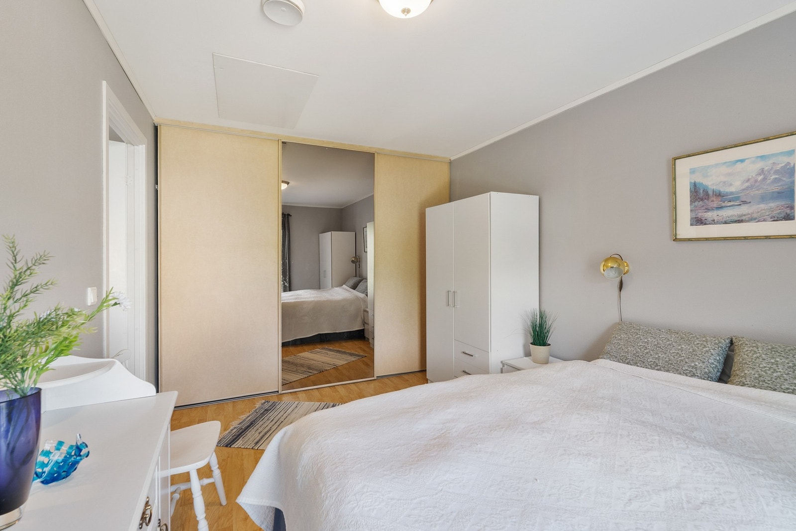 Soverom nr. 1 - To garderobeskap og skyvedørsgarderobe Galleribilde