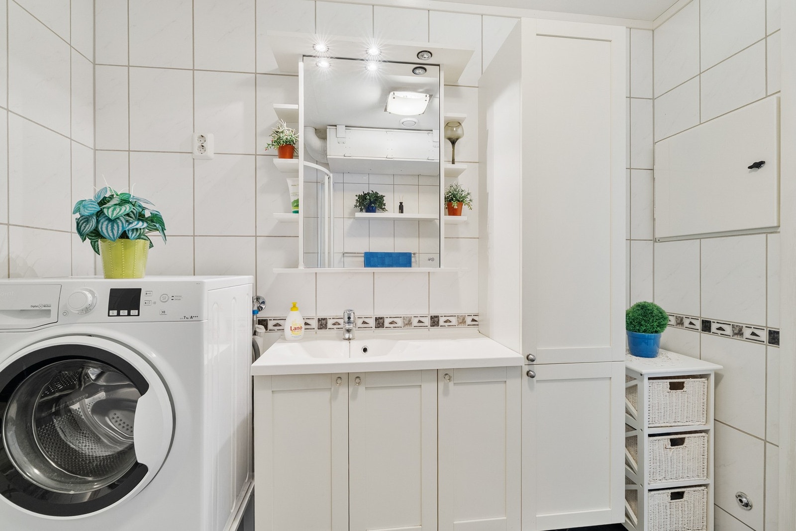 Innredning med nedfelt servant, toalett, dusjveger/hjørne og opplegg for vaskemaskin. Galleribilde