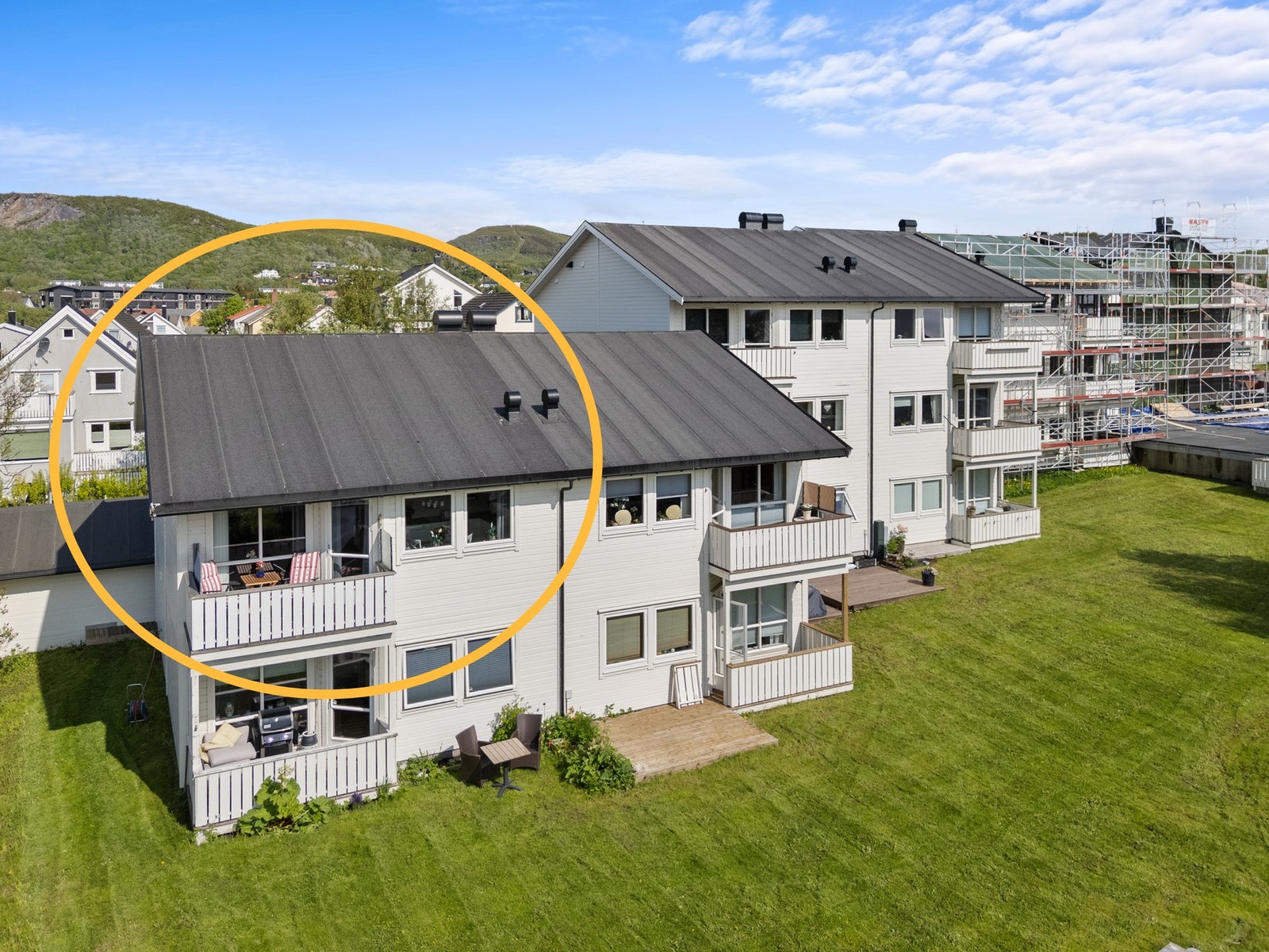 Leiligheten ligger meget fint til i enden av rekken, i andre etasje Galleribilde