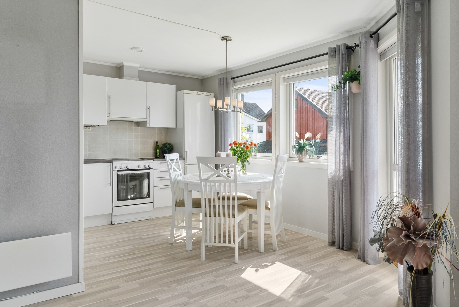 God plass til kjøkkenbord i tilknytning til kjøkken Galleribilde