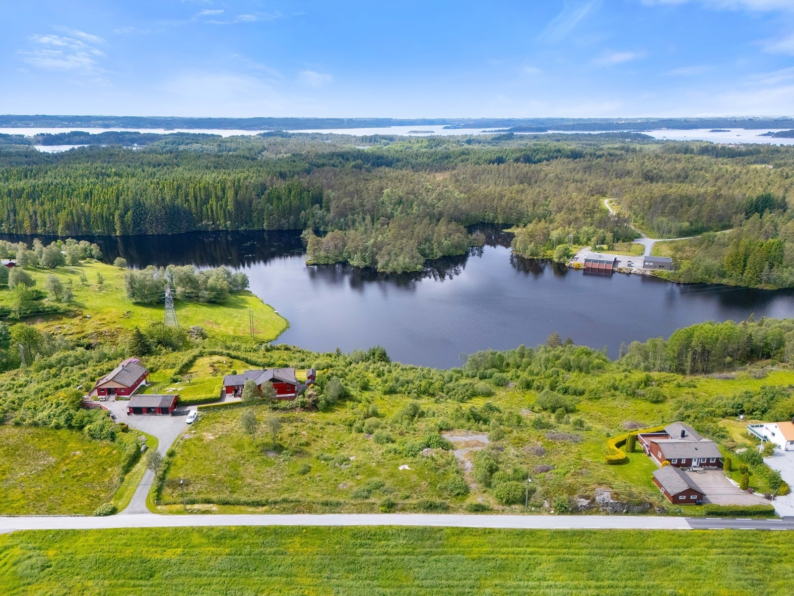 Tomtene ligger i landlige og fredelige omgivelser med gode solforhold. Galleribilde