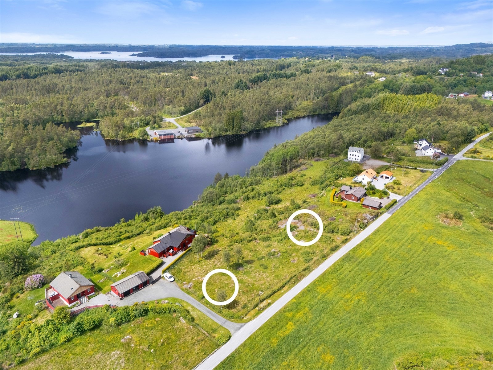 To tomter på Verås godkjent for bebyggelse. Eiendommene presenteres av Eiendomsmegler Norge v/Hans Petter Midbrød. Galleribilde