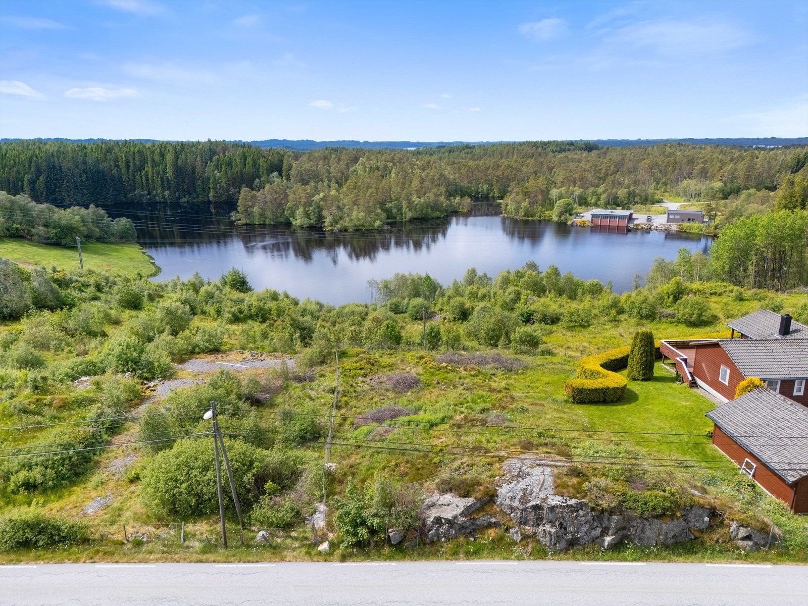 Her ser man tomten med bnr. 11. til venstre i bildet. Denne tomten var for en del år siden påbegynt opparbeidet. Galleribilde